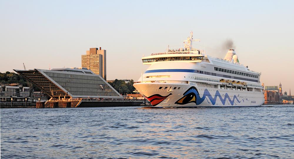 4893 Kreuzfahrtschiff AIDA AURA verlaesst den Hamburger Hafen | Bilder von Schiffen im Hafen Hamburg und auf der Elbe
